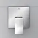 Chromene Brausearmatur von Ideal Standard mit quadratischer Blende und ausziehbarem Hebel, montiert an einer hellen Wand.